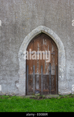 Eine schöne Holztür auf eine mittelalterliche Steinkirche in England Stockfoto