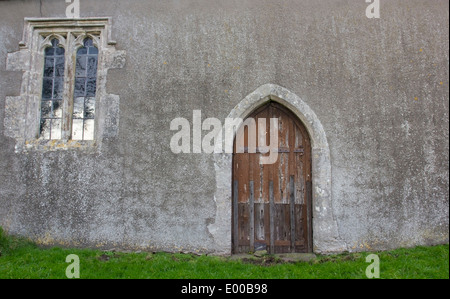 Eine schöne mittelalterliche Kirchenfenster und Holztür Stockfoto