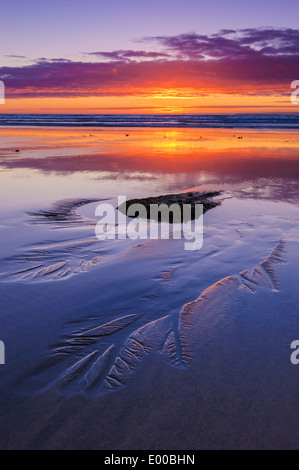 Sonnenuntergang über einen Sandstrand, Westward Ho!, North Devon, England. Stockfoto