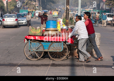 Neu-Delhi, Indien. Zwei Männer schieben des Anbieters Essen Cart. Stockfoto