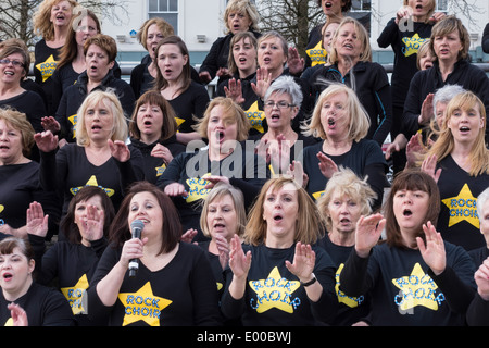 CARDIFF UK März 2014 - The Rock-Chor Unterstützung Sport Relief Tag und unterhalten die Massen Stockfoto