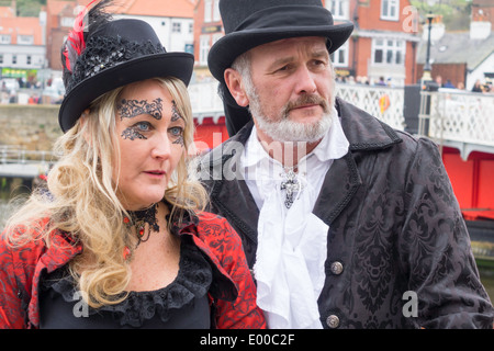 Ein Mann und seine Frau-Partnerin im Gothic Kleidung bei Whitby Gothic Weekend Frühjahr 2014 Stockfoto