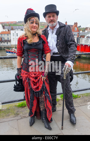 Ein Mann und seine Frau-Partnerin im Gothic Kleidung bei Whitby Gothic Weekend Frühjahr 2014 Stockfoto