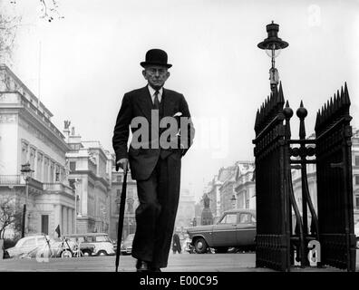 Mann mit Schirm und Melone Hut in London Stockfoto