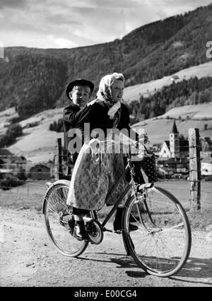 Kinder auf einem Fahrrad in Tirol Stockfoto