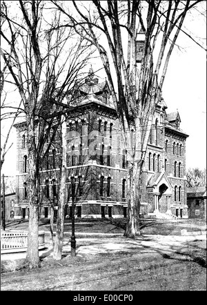 Die Keene High School in Keene, New Hampshire, hat eine lange Geschichte im Dienst der Gemeinde als Bildungseinrichtung. Das Gebäude ist Teil des reichen Bildungserbes der Stadt und beherbergt im Laufe der Jahre verschiedene Aktivitäten und Veranstaltungen für Studenten. Heute gilt sie als Wahrzeichen der Stadtgeschichte. Stockfoto