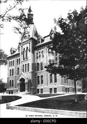 Die Keene High School, ursprünglich in Keene, New Hampshire, diente als Bildungseinrichtung, bevor sie in die Central Junior High School umgewandelt wurde. Es ist ein historisches Wahrzeichen der lokalen Bildung in der Region. Stockfoto