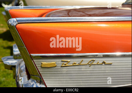 Floral Park, New York, USA. 27. April 2014. Eine orange 1957 Chevrolet Bel Air mit einem gerippten Aluminium Einsatz in seiner Schwanzflosse wird von den Mitgliedern der New York antiken Auto Club auf der 35. Annual antiken Auto Show am Queens County Farm ausgestellt. Bildnachweis: Ann Parry/ZUMAPRESS.com/Alamy Live-Nachrichten Stockfoto