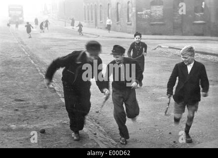 Spielende Kinder im Ruhrgebiet, 1953 Stockfoto