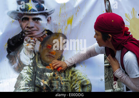 Manila, Philippinen. 28. April 2014. MANILA, Philippinen - Demonstranten verunstalten die Bilder von US-Präsident Barack Obama und philippinische Präsident Benigno Aquino III, wie sie halten eine Kundgebung verurteilen die verbesserte Verteidigung Zusammenarbeit Vereinbarung (Wi) in der Nähe eines der Tore des Präsidentenpalastes in San Miguel, Manila während Vereinigte Staaten Präsident Barack Obamas Zustand zu besuchen, auf den Philippinen am 28. April 2014. Bildnachweis: ZUMA Press, Inc./Alamy Live-Nachrichten Stockfoto