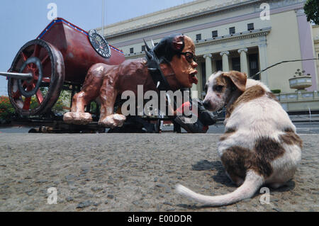 Manila, Philippinen. 28. April 2014. MANILA, Philippinen - Demonstranten bereiten das Bildnis der philippinische Präsident Benigno Aquino III, wie ein Welpe Momente vor dem Hauptprogramm, US-Präsident Barack Obama mit Protesten in seinem Staat begrüßen zu dürfen in Manila am 28. April 2014 besuchen. Verschiedene Gruppen halten die Proteste, die angeblichen großen Neuordnung der US-Streitkräfte in der Vorbereitung für einen großen Krieg, verborgen hinter seinem zu verurteilen "Asien Pivot'' Programm. Bildnachweis: ZUMA Press, Inc./Alamy Live-Nachrichten Stockfoto