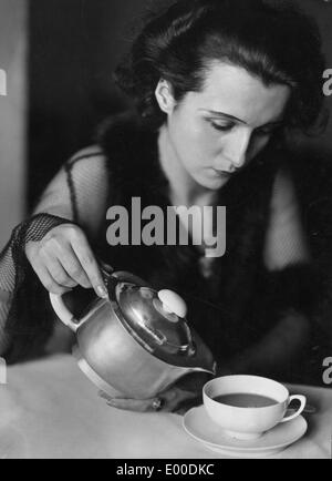 Eine Frau trinkt Kaffee, 1935 Stockfoto