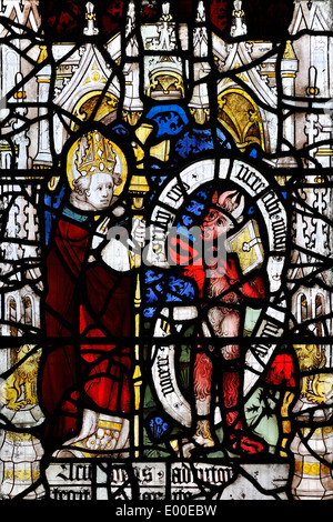 Darstellung des Heiligen Martin von Tours Zähmung der Teufel, Kirche von St. Martin-le-Grand, City of York, England aus Buntglas Stockfoto