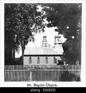 Dieses Bild zeigt die Baptist Church an der Winter Street in Keene, New Hampshire, eine historische religiöse Struktur in der Region. Die Kirche ist bekannt für ihre klassische Architektur und ihre Rolle in der lokalen Gemeinde. Stockfoto