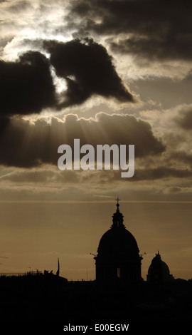 Italien. Rom. Basilika von Carlo al Corso bei Sonnenuntergang. Hintergrundbeleuchtung. Stockfoto