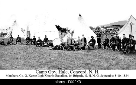 Dieses Foto zeigt das Governor Hale Camp in Concord, New Hampshire, mit Soldaten der Nationalgarde, mit Trommeln und Zelten, die während eines historischen militärischen Ereignisses sichtbar sind. Stockfoto