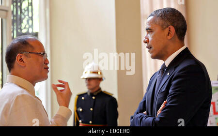 US-Präsident Barack Obama und philippinische Präsident Benigno S. Aquino III während der Begrüßung bei der Ankunft auf dem Gelände der Malacañang Palace 28. April 2014 in Manila, Philippinen. Stockfoto