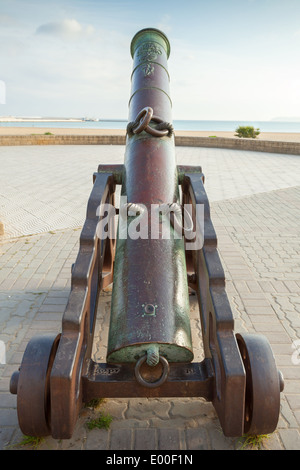 Alte Kanone an der Küste in Tanger, Marokko Stockfoto