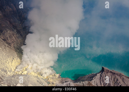 Schwefel-mine und Türkis Säure Kratersee Kawah Ijen, Banyuwangi Regency, Ost-Java, Indonesien Stockfoto