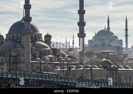 Blick über Galata-Brücke in die Yeni-Moschee in Eminönü mit der Süleymaniye-Moschee auf die Skyline. Istanbul, Türkei. Stockfoto