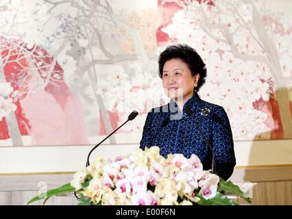 Peking, China. 28. April 2014. Chinesischer Vize-Premier Liu Yandong befasst sich mit einer Preisverleihung für Beitrag zum kulturellen Austausch der ausländischen Institutionen und des Personals, in Peking, China, 28. April 2014. © Ding Lin/Xinhua/Alamy Live-Nachrichten Stockfoto