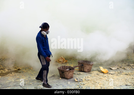 Schwefel-Bergmann mit Gasmaske, Kawah Ijen, Banyuwangi Regency, Ost-Java, Indonesien Stockfoto