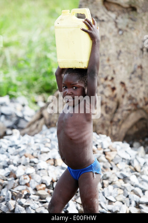 Junge Kinder ausklingen ihren Tag durch schmutziges Wasser für ihre Familien im Bezirk Lira in Norduganda zu sammeln Stockfoto