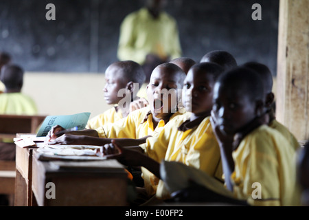 Schulkinder in der Mawale Gegend des Bezirks Luwero in Zentraluganda. Stockfoto