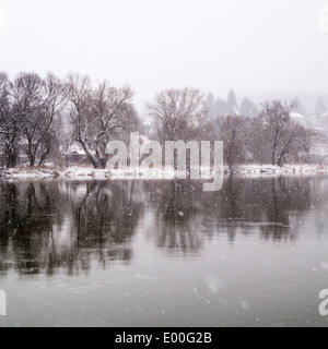 Winter am Fluss in Cernosice, gerade außerhalb von Prag Stockfoto