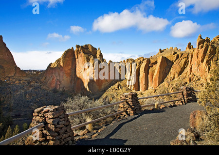 Rim Trail im Smith Rock State Park am Crooked River in Zentral-Oregon in der Nähe von Bend, Oregon Stockfoto