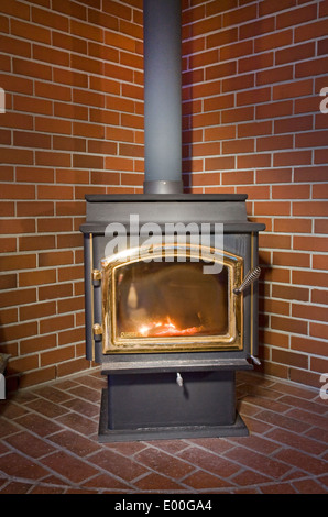 Detail eines Holz-brennenden Ofen im Wohnzimmer eines hölzernen Hauses. Stockfoto