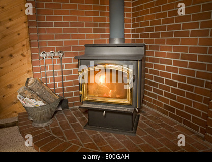 Detail eines Holz-brennenden Ofen im Wohnzimmer eines hölzernen Hauses. Stockfoto