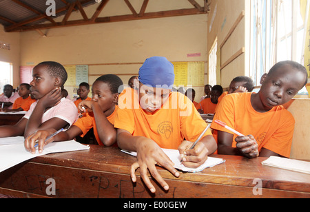 Schülerinnen und Schüler bei NGO finanziert gehütet Kinder Grundschule in den Kosovo Slumviertel der Stadt Kampala in Uganda Stockfoto