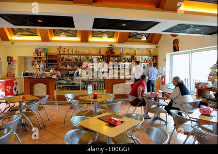 Madeira Portugal eine ruhige indoor-Bar und Café mit vielen leeren Tischen Stockfoto
