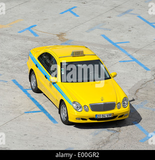 Madeira Portugal. Eine von vielen die gelben Taxis, die Touristen rund um die Insel Fähre. Stockfoto