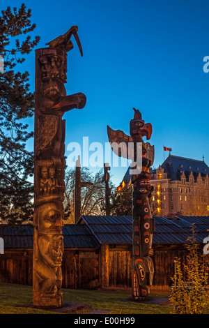 Erste Nationen Aborigines Totempfähle im Thunderbird Park bei Sonnenuntergang-Victoria, British Columbia, Canada. Stockfoto
