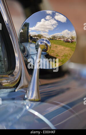 Floral Park, New York, USA 27. April 2014. Die 1961 Chevrolet Corvette Cabrio Spiegel der hinteren Ansicht spiegelt einen wunderschönen blauen Himmel über das Feld auf der 35. jährliche antiken Auto Show am Queens Farm. Bildnachweis: Ann E Parry/Alamy Live-Nachrichten Stockfoto