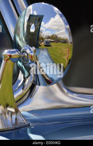 Floral Park, New York, USA 27. April 2014. Die 1961 Chevrolet Corvette Cabrio Spiegel der hinteren Ansicht spiegelt einen wunderschönen blauen Himmel über das Feld auf der 35. jährliche antiken Auto Show am Queens Farm. Bildnachweis: Ann E Parry/Alamy Live-Nachrichten Stockfoto