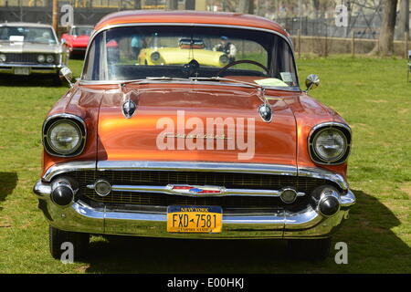 Floral Park, New York, USA 27. April 2014. Eine orange 1957 Chevrolet Bel Air mit Chrom-Kühlergrill und Haube Ornamente, wird von Mitgliedern der New York antiken Auto Club auf der 35. jährliche antiken Auto Show am Queens Farm ausgestellt. Bildnachweis: Ann E Parry/Alamy Live-Nachrichten Stockfoto