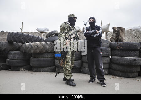 Konstantinovka, Donezk, Ukraine. 28. April 2014. Pro-russische bewaffnete Männer in militärischen Strapazen Wachen außerhalb eines Gebäudes, Regionalverwaltung in der Nacht von pro-russischen Separatisten in der östlichen Ukraine Kostyantynivka am 28. April 2014 beschlagnahmt. Kostyantynivka hat 80.000 Einwohner und befindet sich auf halbem Weg zwischen der Flashpoint Stadt Slawjansk und regionale Nabe Stadt Donezk, beide auch unter der Kontrolle der Aufständischen sind ist. Stockfoto