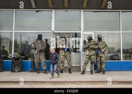 Konstantinovka, Donezk, Ukraine. 28. April 2014. Pro-russische bewaffnete Männer in militärischen Strapazen Wachen außerhalb eines Gebäudes, Regionalverwaltung in der Nacht von pro-russischen Separatisten in der östlichen Ukraine Kostyantynivka am 28. April 2014 beschlagnahmt. Kostyantynivka hat 80.000 Einwohner und befindet sich auf halbem Weg zwischen der Flashpoint Stadt Slawjansk und regionale Nabe Stadt Donezk, beide auch unter der Kontrolle der Aufständischen sind ist. Stockfoto