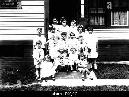 Dieses Foto, aufgenommen von Bion Whitehouse, zeigt eine Gruppe von Schülern in Keene, New Hampshire. Das Bild fängt die Kinder in ihrer Schulumgebung ein und zeigt ihr tägliches Leben im Amerika des frühen 20. Jahrhunderts. Stockfoto