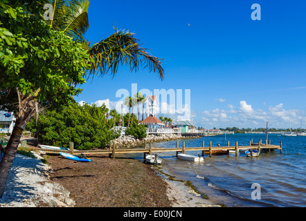 Kleiner Strand und Bootssteg in die Innenstadt von Bradenton Beach mit Blick auf die Bridge Street Pier, Anna Maria Island, Golfküste, Florida, Vereinigte Staaten Stockfoto