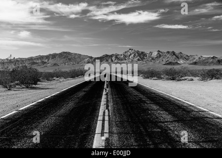 Asphaltierte Straße in Wüste Nevada USA Vereinigte Staaten von Amerika Stockfoto