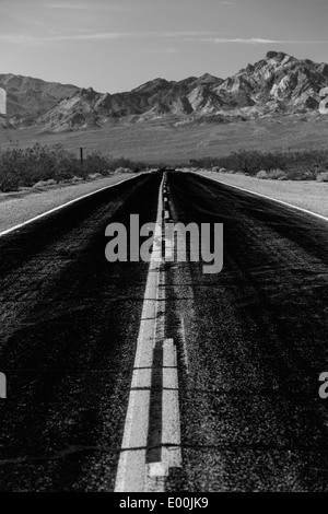 Asphaltierte Straße in Wüste Nevada USA Vereinigte Staaten von Amerika Stockfoto