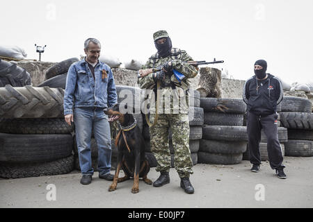 Konstantinovka, Donezk, Ukraine. 28. April 2014. Pro-russische bewaffnete Männer in militärischen Strapazen Wachen außerhalb eines Gebäudes, Regionalverwaltung in der Nacht von pro-russischen Separatisten in der östlichen Ukraine Kostyantynivka am 28. April 2014 beschlagnahmt. Kostyantynivka hat 80.000 Einwohner und befindet sich auf halbem Weg zwischen der Flashpoint Stadt Slawjansk und regionale Nabe Stadt Donezk, beide auch unter der Kontrolle der Aufständischen sind ist. Stockfoto