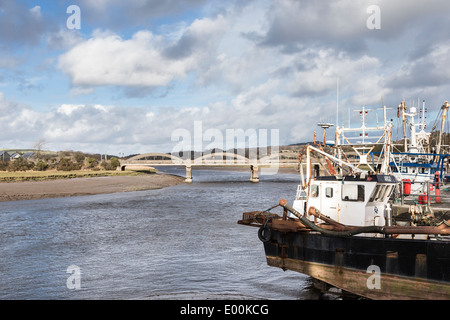 Angelboote/Fischerboote & Brücke am Dee Mündung in Kirkcudbright. Stockfoto