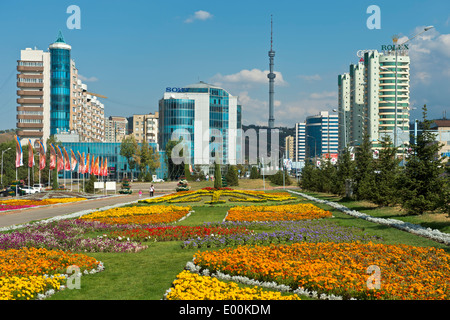 Moderne Wohnung und Geschäftskomplex entlang der Al-Farabi-Allee im Stadtteil Almaty, Fernsehturm hinter, Almaty, Kasachstan Stockfoto