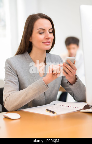 Hübschen weiblichen Business Handy-Nachricht Sms Surfen Web-Hintergrund Stockfoto