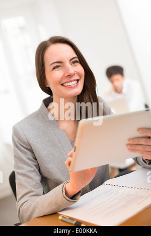 süße weibliche lächelnd Schreibtisch Tablet digital Surfen web Stockfoto